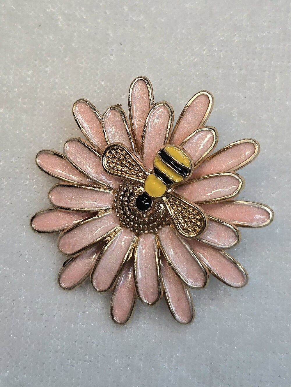 New Adorable Bee on Pink Daisy Brooch / Pin